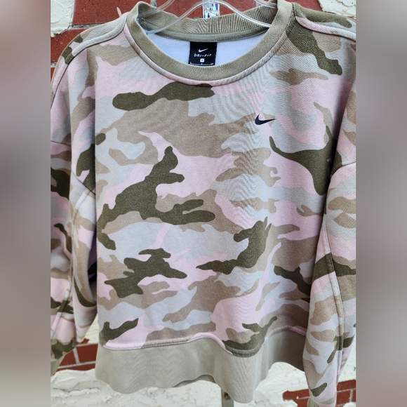 Small fit MEDIUM ?? women NIKE cropped sweatshirt camo pink - Picture 12 of 16